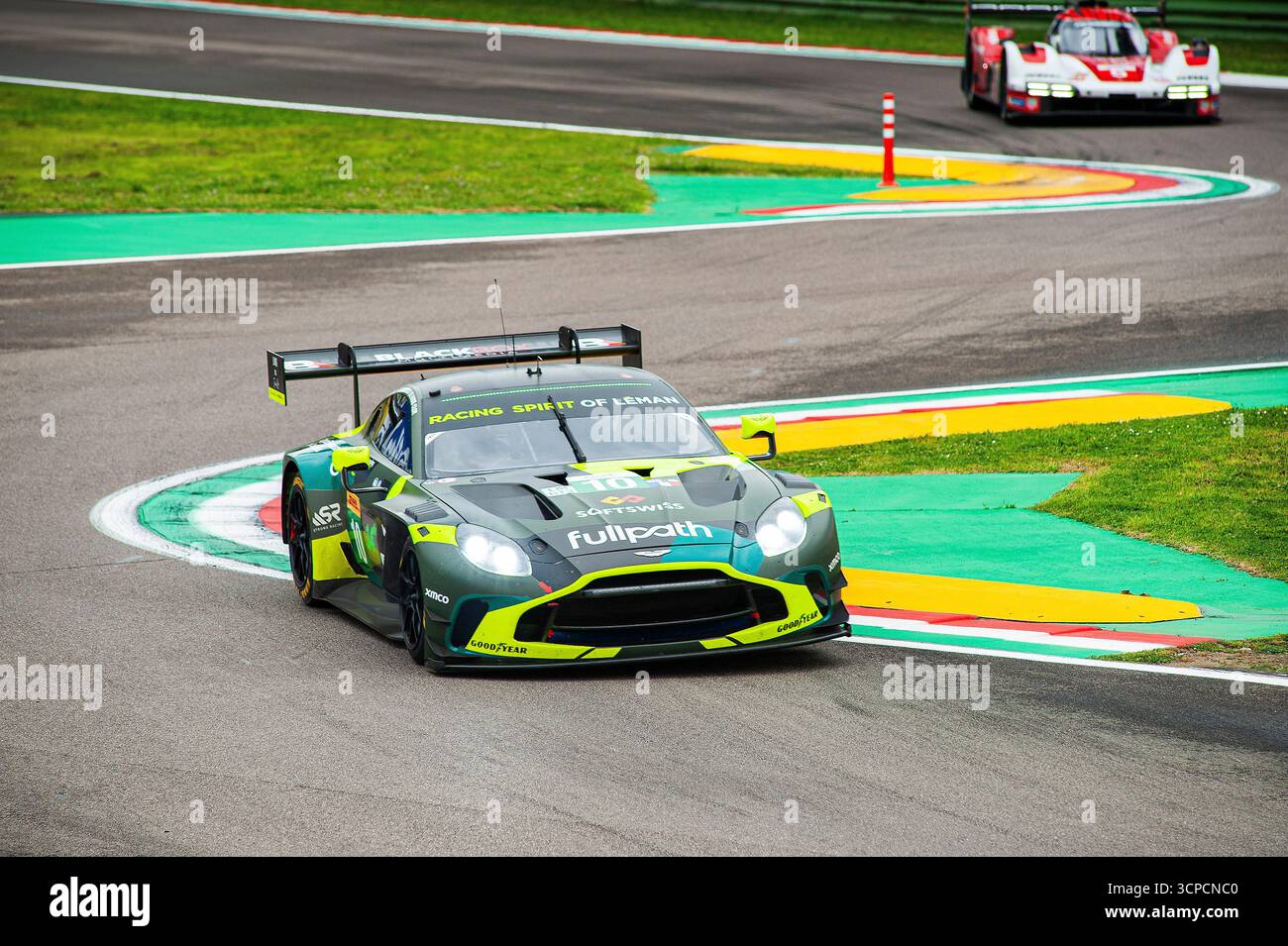 FIA World Endurance Championship Imola, prove libere venerdì 2025-04-18 Aston Martin LMGT3 alla curva alta variante. Foto Stock