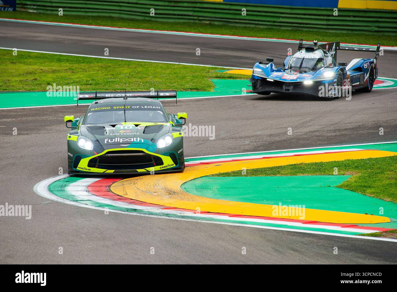 FIA World Endurance Championship Imola, prove libere venerdì 2025-04-18 Aston Martin LMGT3 alla curva alta variante. Foto Stock