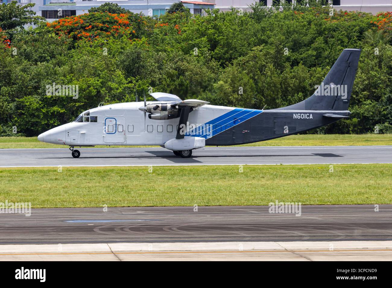 Air Cargo Carrier Short 360-100 Flugzeug Flughafen San Juan a Puerto Rico San Juan, Puerto Rico - 4. Agosto 2025: Ein Short 360-100 vettori Flugzeug der Air Cargo mit dem Kennzeichen N601CA auf dem Flughafen San Juan, Porto Rico. *** Air Cargo Carrier Short 360 100 aeromobili San Juan Aeroporto a Puerto Rico San Juan, Puerto Rico 4 agosto 2025 An Air Cargo Cargo Carrier Short 360 100 aeromobili con targa N601CA presso l'Aeroporto di San Juan, Porto Rico Foto Stock