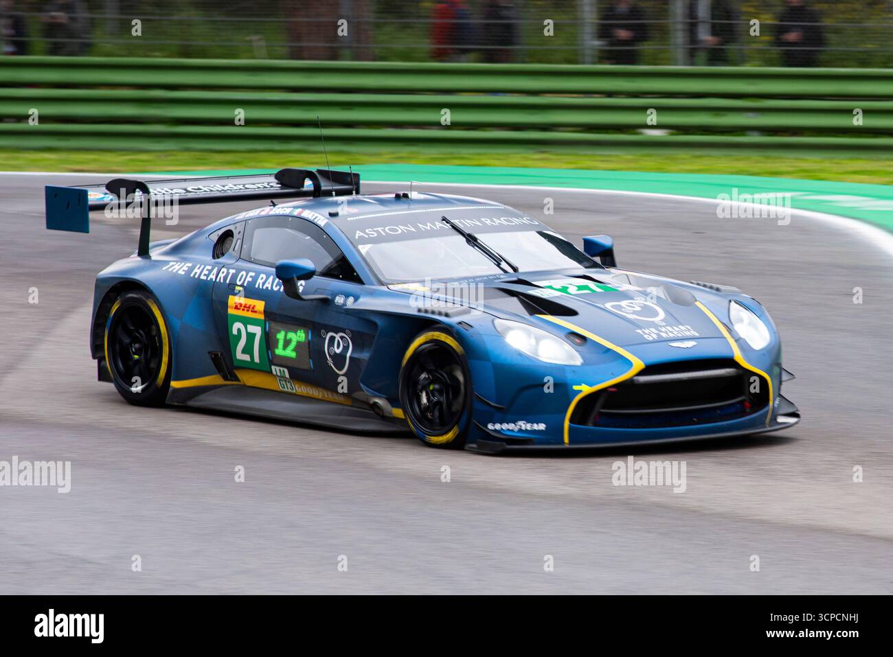 FIA World Endurance Championship Imola, prove libere venerdì 2025-04-18 Aston Martin LMGT3 alla curva alta variante. Foto Stock