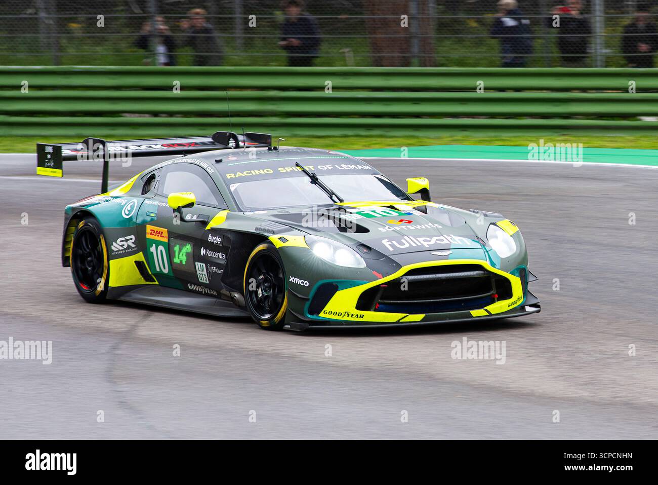 FIA World Endurance Championship Imola, prove libere venerdì 2025-04-18 Aston Martin LMGT3 alla curva alta variante. Foto Stock