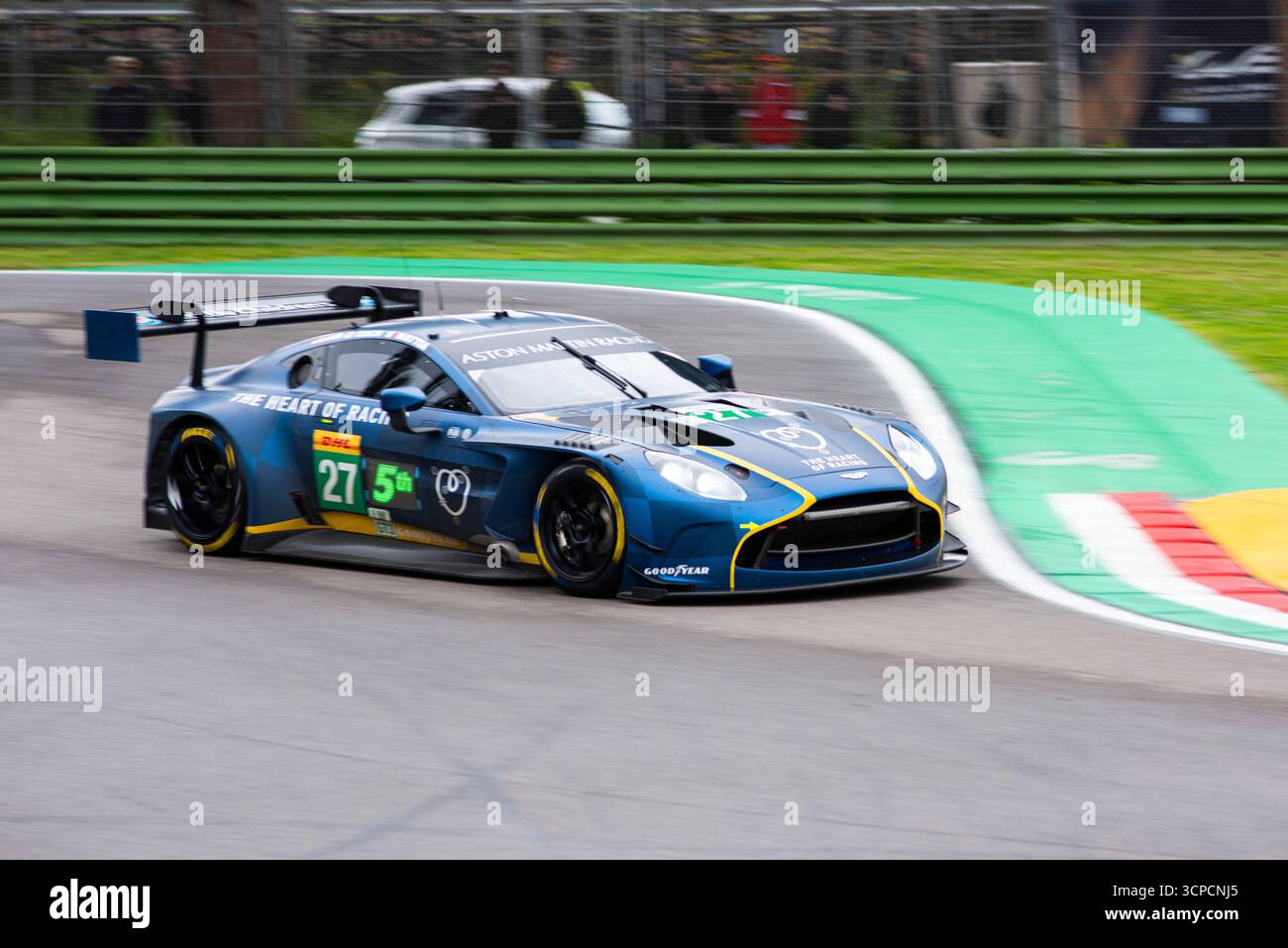 FIA World Endurance Championship Imola, prove libere venerdì 2025-04-18 Aston Martin LMGT3 alla curva alta variante. Foto Stock