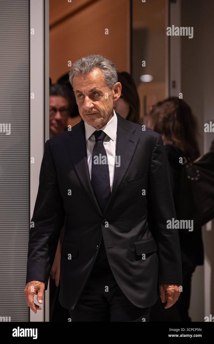 (250925) -- PARIGI, 25 settembre 2025 (Xinhua) -- l'ex presidente francese Nicolas Sarkozy parte dopo il verdetto del suo processo a Parigi, Francia, 25 settembre 2025. L'ex presidente francese Nicolas Sarkozy è stato condannato giovedì a cinque anni di carcere con una pena detentiva differita, dopo essere stato dichiarato colpevole di cospirazione criminale per presunto finanziamento libico della sua campagna presidenziale del 2007, secondo i media francesi BFM TV. La corte multò Sarkozy di 100.000 euro (117.000 dollari) e gli vietò di ricoprire cariche pubbliche o di candidarsi per le elezioni per cinque anni. Sarkozy ha rei Foto Stock