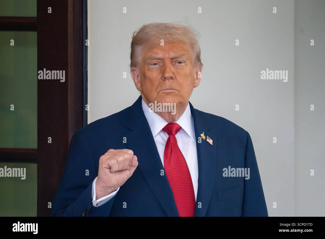 Washington, District of Columbia, USA. 25 settembre 2025. Il presidente DONALD TRUMP alza i pugni fuori dalla West Wing mentre aspetta di salutare il presidente della Turchia RECEP TAYYIP ERDOÄžAN alla Casa Bianca. (Credit Image: © Joey Sussman/ZUMA Press Wire) SOLO PER USO EDITORIALE! Non per USO commerciale! Foto Stock