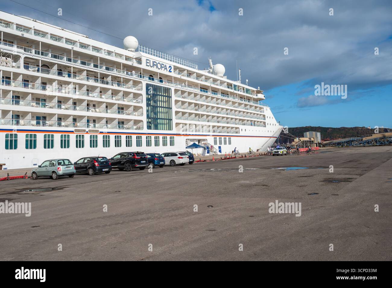 Gijon, Spagna - 20 luglio 2025: Nave da crociera tedesca Hapag-Lloyd MS Europa 2 ormeggiata nel porto di Gijon Foto Stock