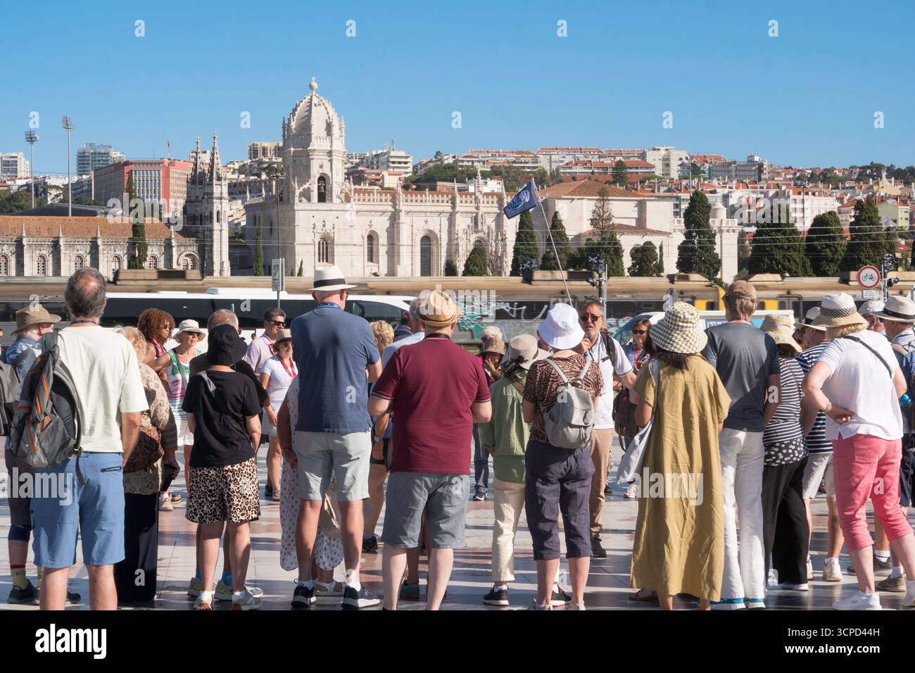 Una guida turistica con un gruppo di visitatori si trova di fronte al monastero di Jerónimos a Lisbona, Portogallo Foto Stock