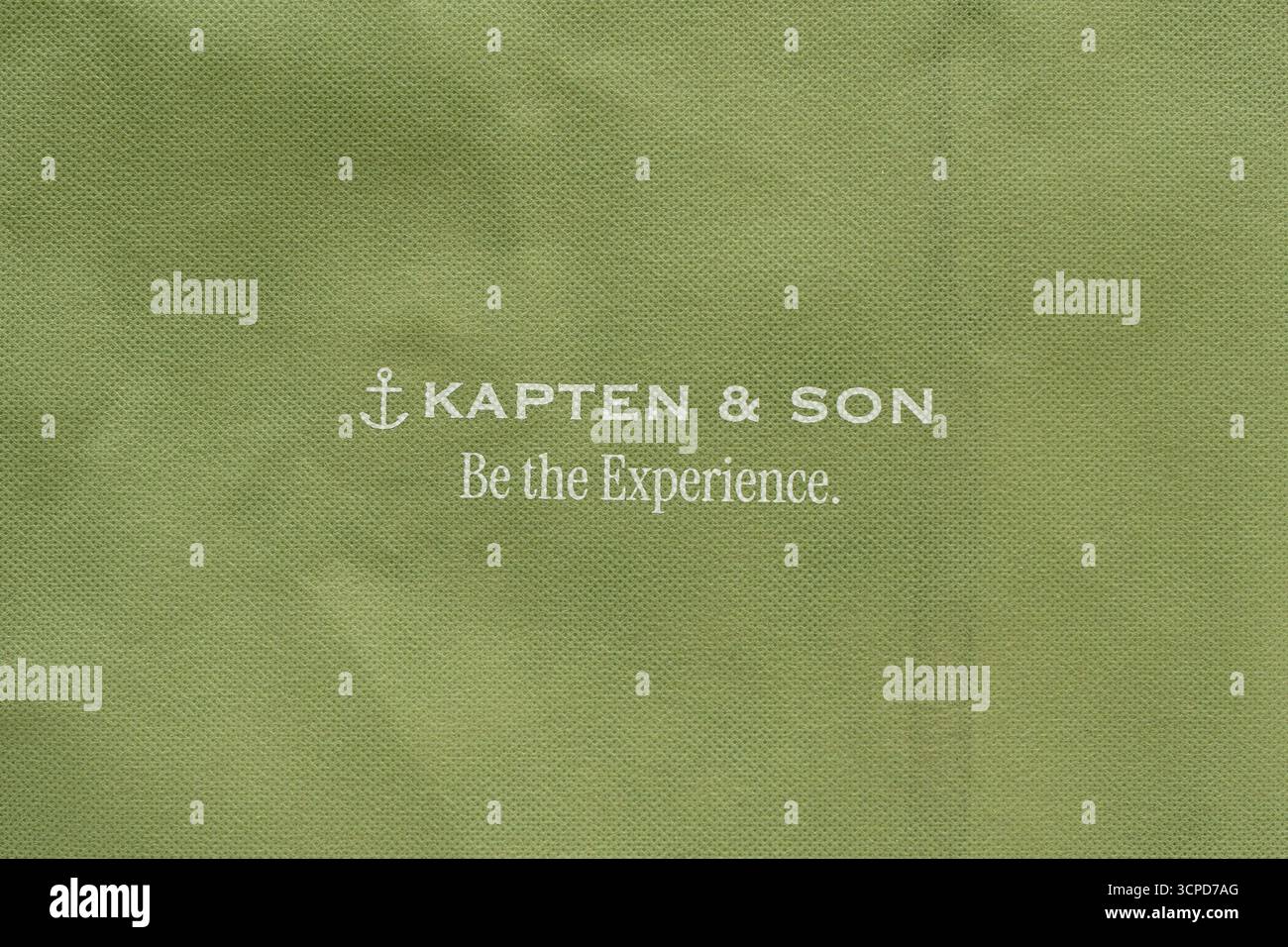 Germania Berlino 25 settembre 2025. Etichetta in tessuto verde con logo Kapten e Son e slogan Be the Experience. Immagine primo piano del branding Foto Stock