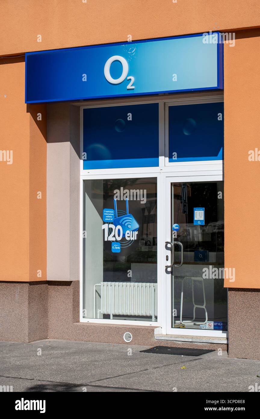 Ziar nad Hronom, Slovacchia - 21 settembre 2025: Cartello dell'operatore di rete mobile O2. Filiale O2 a Ziar nad Hronom. Slovacchia. Foto Stock