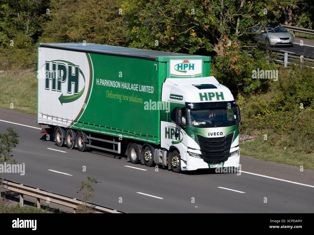 H.Parkinson trasporta autocarri Iveco sull'autostrada M40, Warwickshire, Regno Unito Foto Stock