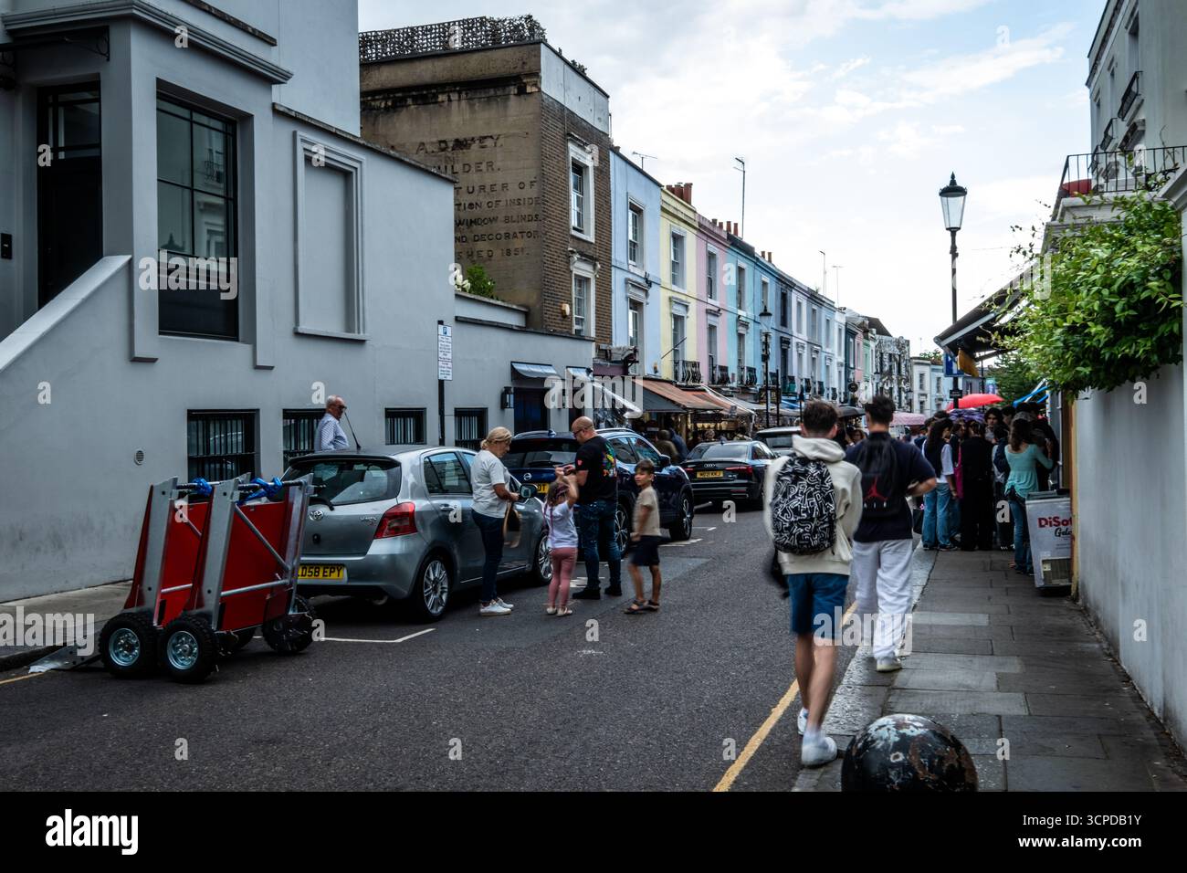 Notting Hill: Strade vivaci e vita urbana Foto Stock