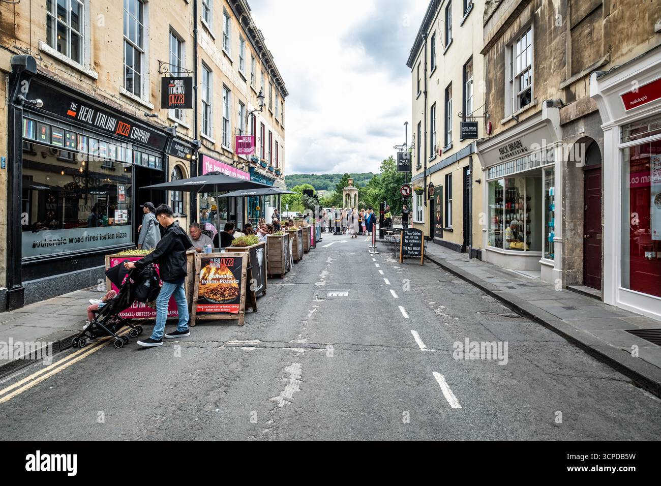 Vita urbana a Bath – strade, cultura. REGNO UNITO Foto Stock