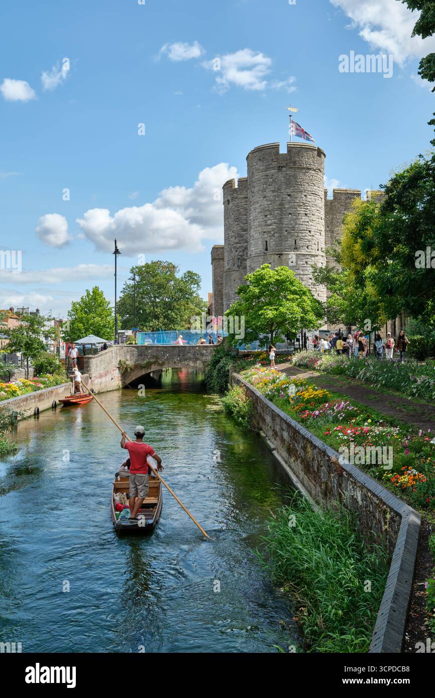 I turisti in gita sul fiume Stour a Canterbury in una soleggiata giornata estiva con le Westgate Towers sullo sfondo Foto Stock