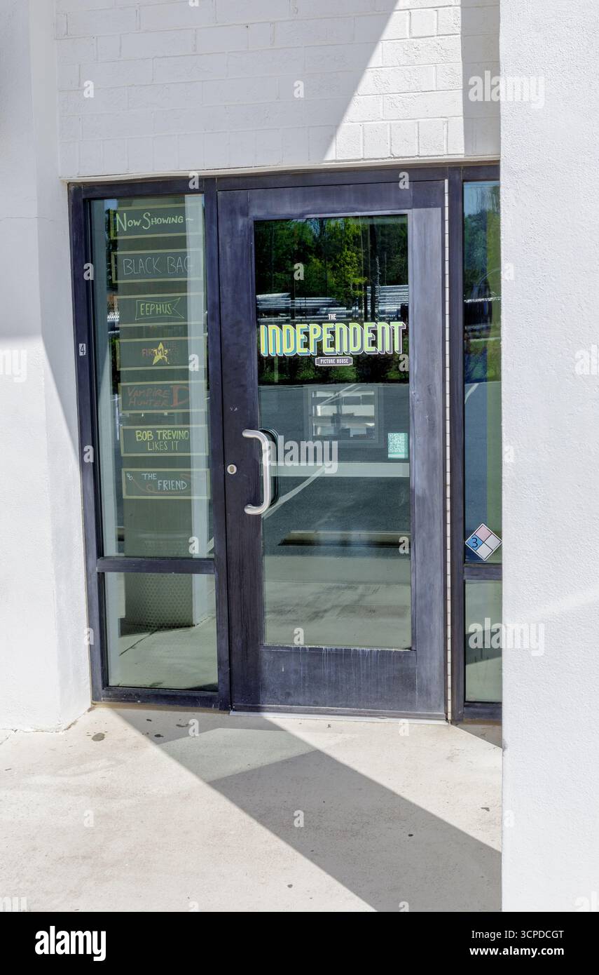 Charlotte, North Carolina, USA-13 aprile 2025: The Independent Picture House, Raleigh St., con ingresso principale. Foto Stock
