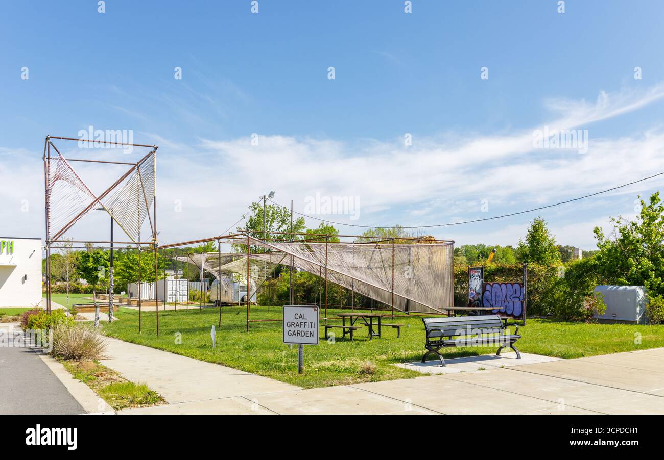 Charlotte, North Carolina, USA-13 aprile 2025: Cal Graffiti Garden, presso la Independent Picture House di Raleigh St Foto Stock