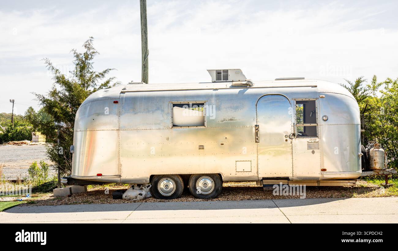 Charlotte, Carolina del Nord, USA-13 aprile 2025: Vecchio rimorchio eviscerato, sul posto della Independent Picture House. Foto Stock
