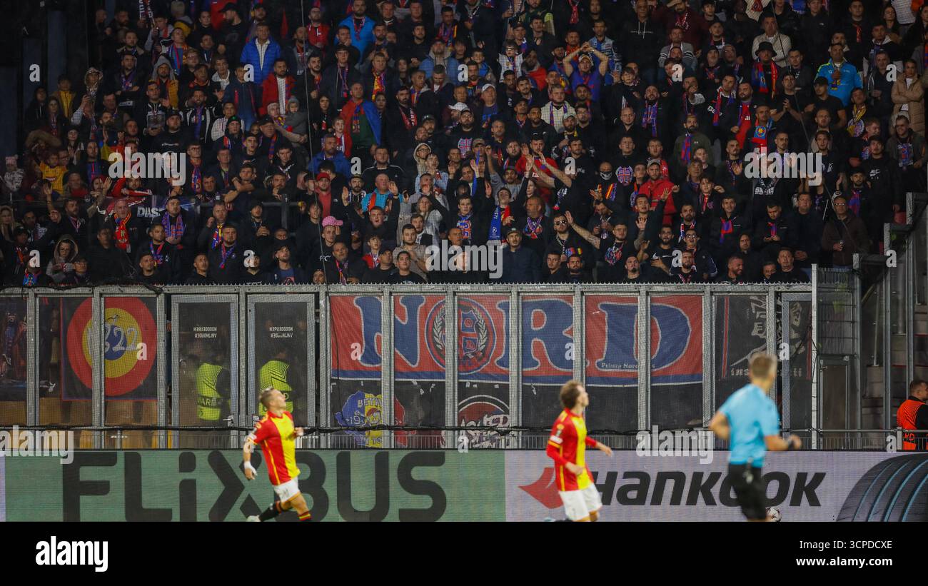 Tifosi del Fotbal Club FCSB durante la fase MD1 della UEFA Europa League 2025/26 tra Go Ahead Eagles e Fotbal Club FCSB allo Stadion De Adelaarshorst il 25 settembre 2025 a Deventer, Paesi Bassi. (Crediti: Marcel ter Bals/MTB-Photo/Alamy Live News) Foto Stock