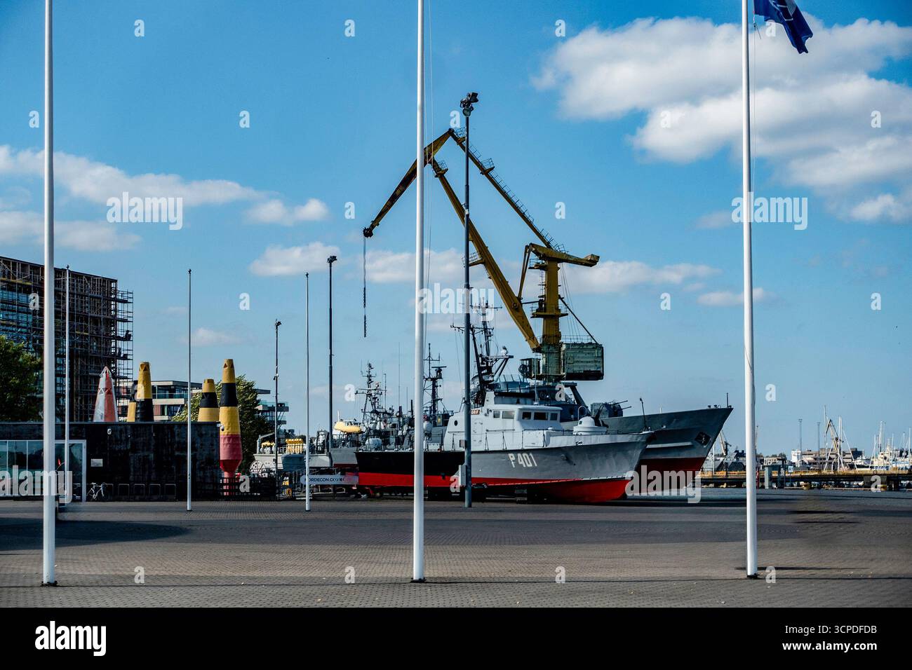 La pattuglia navale P401 attraccò al porto di Tallinn, in Estonia, con gru, boe e infrastrutture marittime sotto un cielo azzurro. Foto Stock