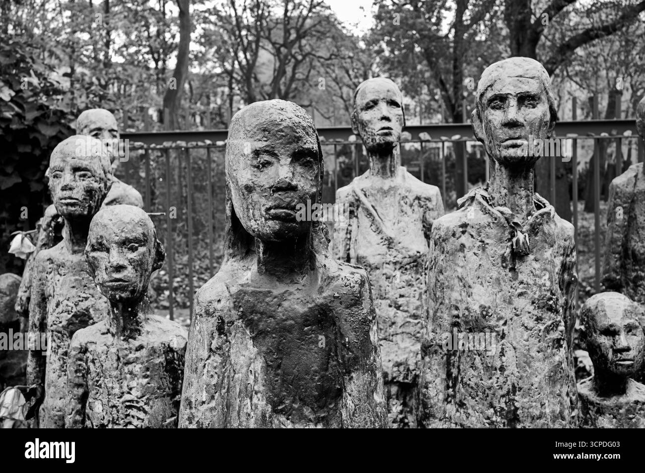 BERLINO, GERMANIA, 14 NOVEMBRE 2024: Statue fuori dal vecchio cimitero ebraico di Berlino mettono in risalto le vittime ebraiche del fascismo in un'installazione realizzata Foto Stock