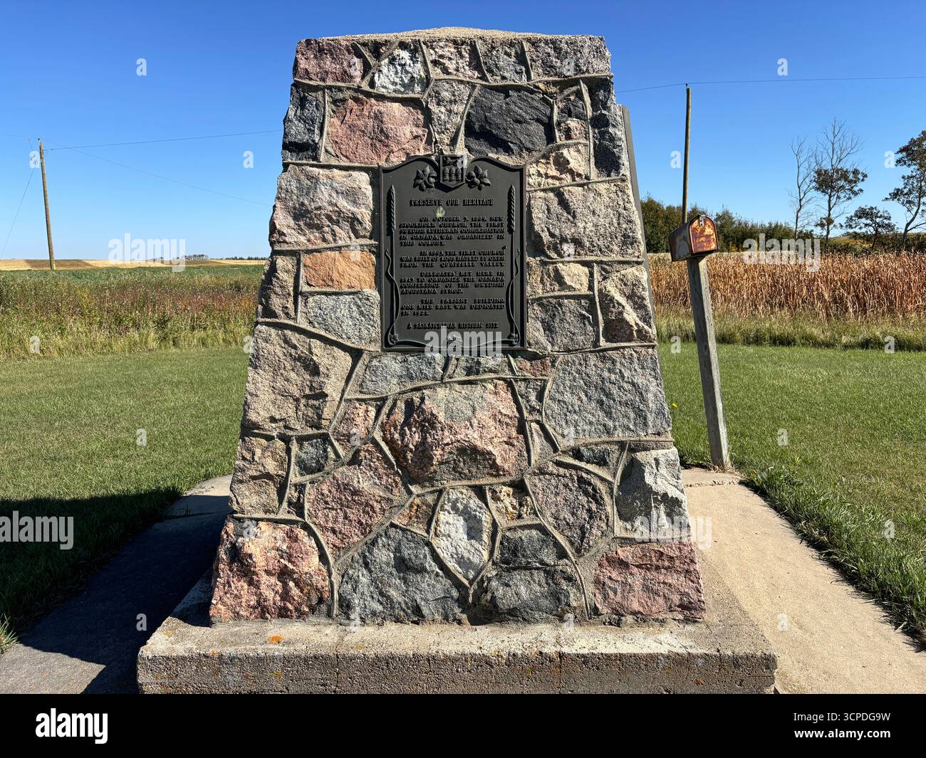 "Monumento Roadside Fieldstone che commemora il patrimonio dei pionieri". Foto Stock
