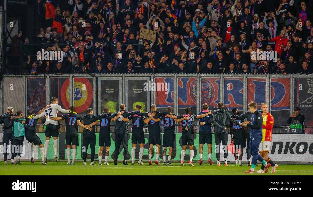 I tifosi del Fotbal Club FCSB e della squadra del Fotbal Club FCSB celebrano durante la fase MD1 della UEFA Europa League 2025/26 tra Go Ahead Eagles e Fotbal Club FCSB allo Stadion De Adelaarshorst il 25 settembre 2025 a Deventer, Paesi Bassi. (Crediti: Marcel ter Bals/MTB-Photo/Alamy Live News) Foto Stock