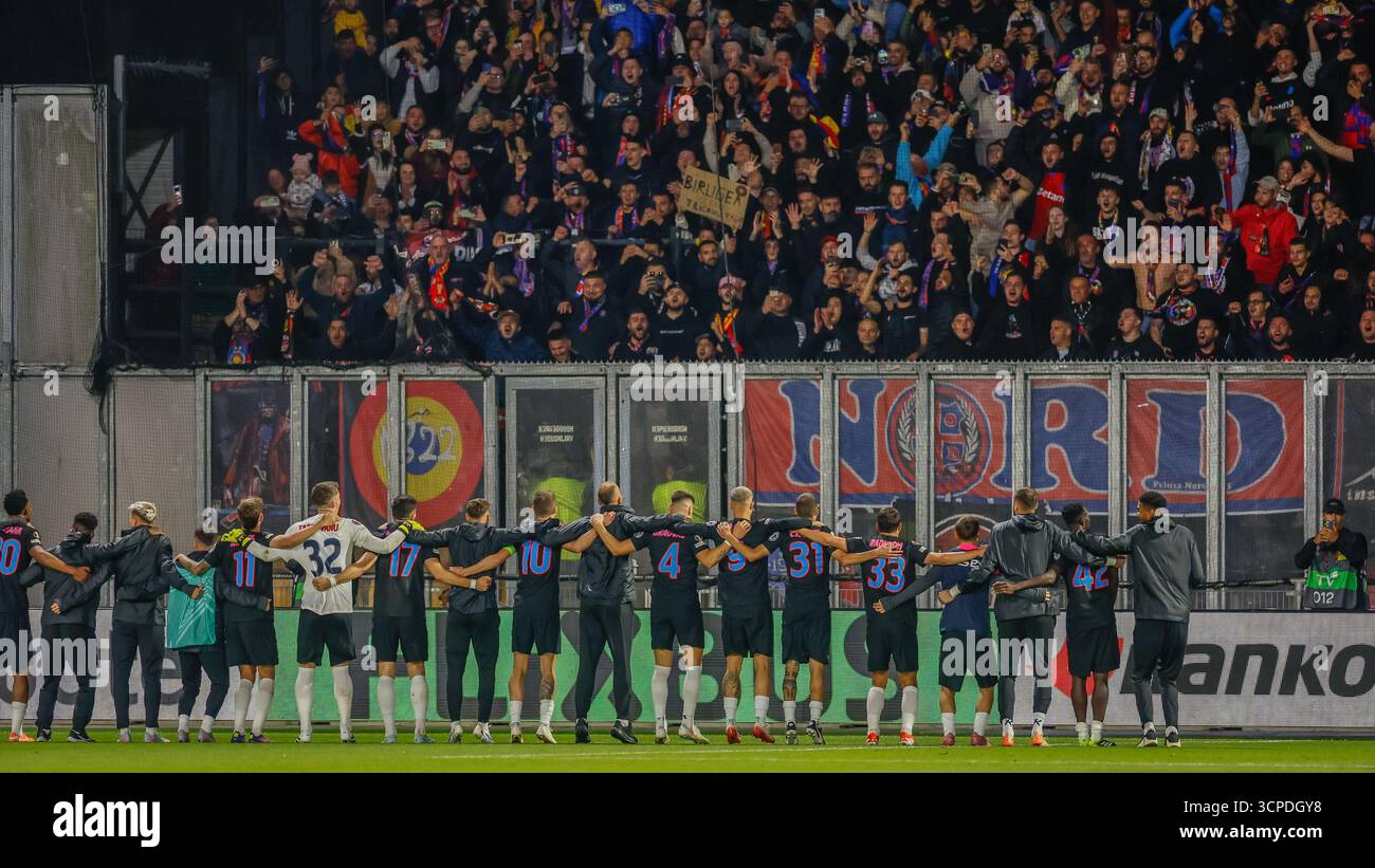 I tifosi del Fotbal Club FCSB e della squadra del Fotbal Club FCSB celebrano durante la fase MD1 della UEFA Europa League 2025/26 tra Go Ahead Eagles e Fotbal Club FCSB allo Stadion De Adelaarshorst il 25 settembre 2025 a Deventer, Paesi Bassi. (Crediti: Marcel ter Bals/MTB-Photo/Alamy Live News) Foto Stock