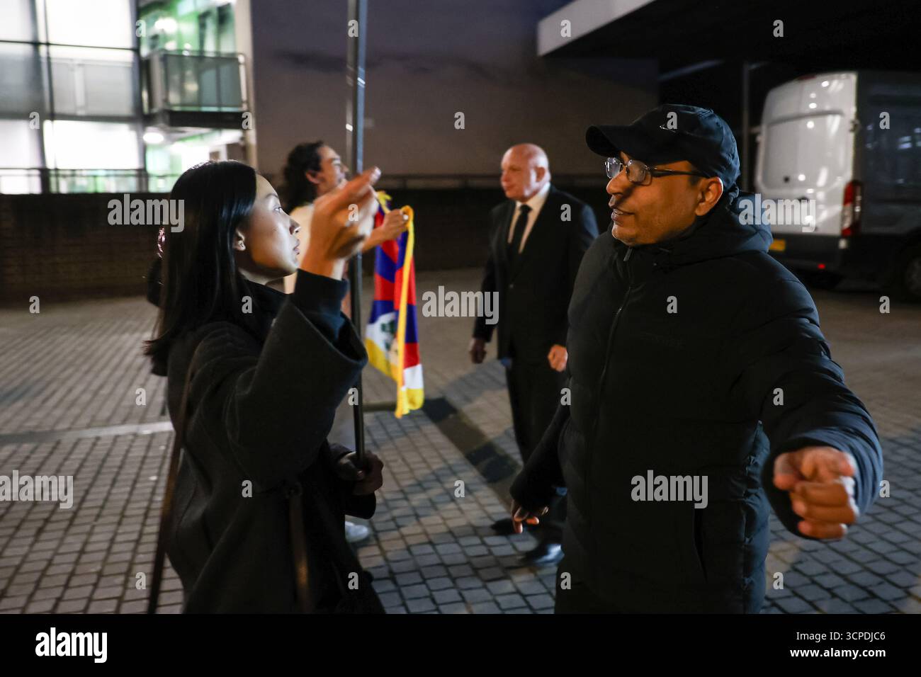 LONDRA, Regno Unito - 25 settembre 2025: I manifestanti tibetani vengono rimossi per sicurezza dalla galleria White Cube di Bermondsey, Londra, durante l'apertura della mostra dell'artista cinese Cai Guo-Qiang "Gunpowder and Abstraction 2015-2025". Gli attivisti sono entrati nella galleria per condannare il recente spettacolo pirotecnico di Cai a Shigatse, in Tibet, definendolo un atto di violenza culturale ed ecologica contro una montagna sacra tibetana sotto l'occupazione cinese. Diversi tibetani sono stati espulsi mentre la protesta ha evidenziato la controversia che circonda il lavoro dell'artista. Foto Stock
