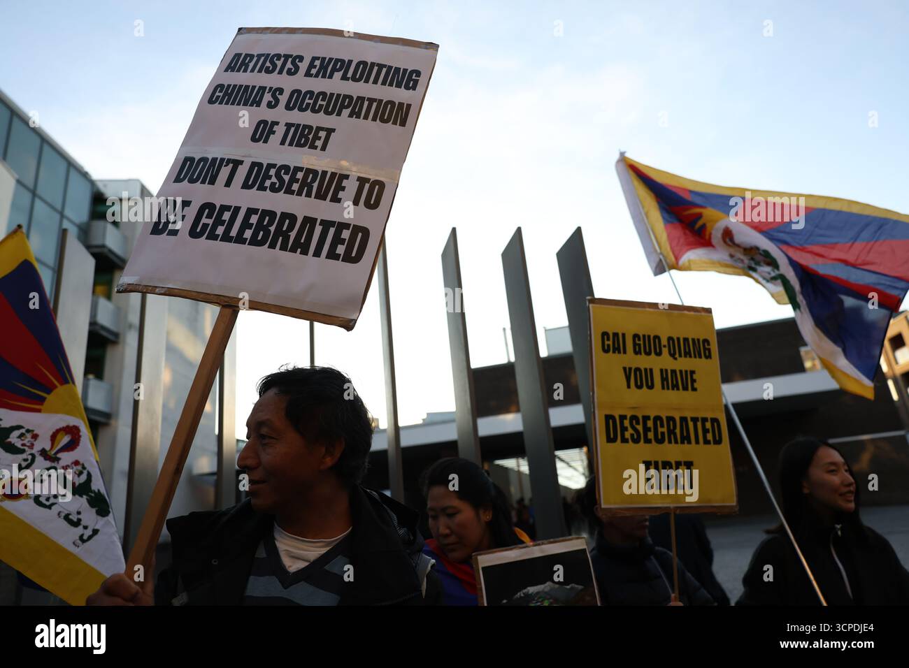 LONDRA, Regno Unito - 25 settembre 2025: I manifestanti tibetani vengono rimossi per sicurezza dalla galleria White Cube di Bermondsey, Londra, durante l'apertura della mostra dell'artista cinese Cai Guo-Qiang "Gunpowder and Abstraction 2015-2025". Gli attivisti sono entrati nella galleria per condannare il recente spettacolo pirotecnico di Cai a Shigatse, in Tibet, definendolo un atto di violenza culturale ed ecologica contro una montagna sacra tibetana sotto l'occupazione cinese. Diversi tibetani sono stati espulsi mentre la protesta ha evidenziato la controversia che circonda il lavoro dell'artista. Foto Stock