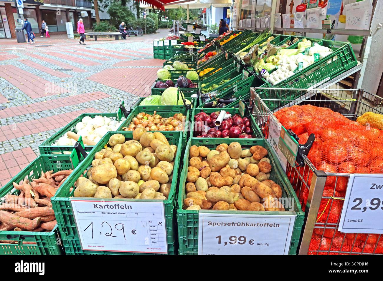 Gemüse im Handel Viele verschiedene Gemüsesorten liegen an einem Supermarkt ganzjährig zum Verkauf bereit *** verdure in vendita molti tipi diversi di verdure sono disponibili per la vendita in un supermercato tutto l'anno Foto Stock
