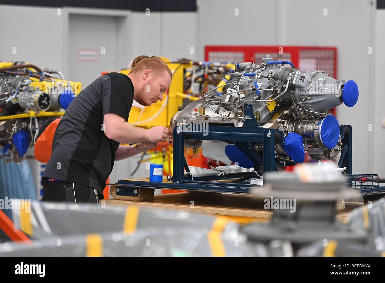 Tussenhausen Mattsies, Germania. 25 settembre 2025. Costruzione di aeromobili, operaio qualificato, meccanico di aerei che assembla un motore. Grob è un produttore tedesco di apparecchiature originali (OEM) che produce anche aeromobili realizzati con materiali compositi con fibre di carbonio. Credito: dpa/Alamy Live News Foto Stock