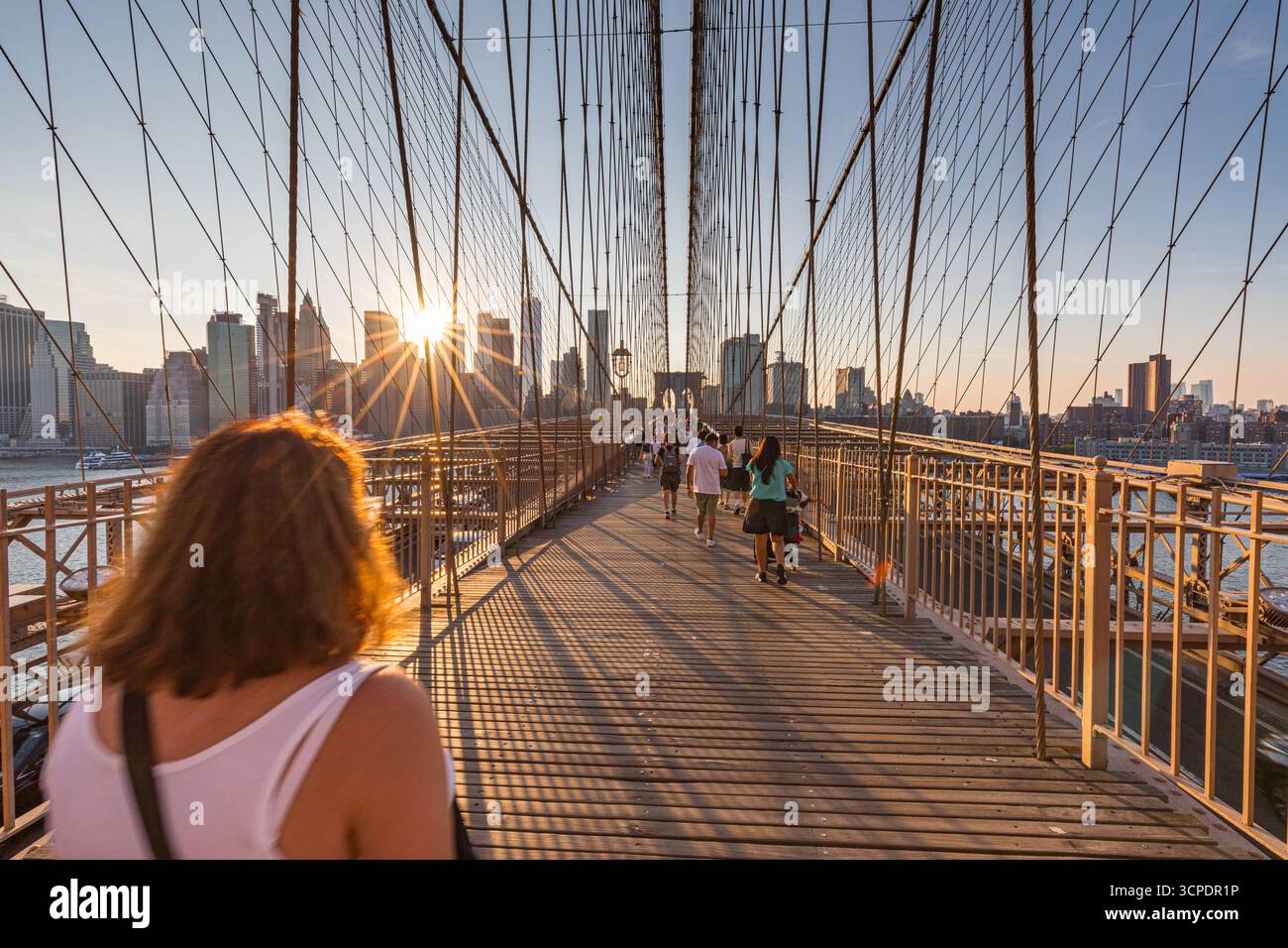 Il Ponte di Brooklyn al tramonto nella città di New York Foto Stock