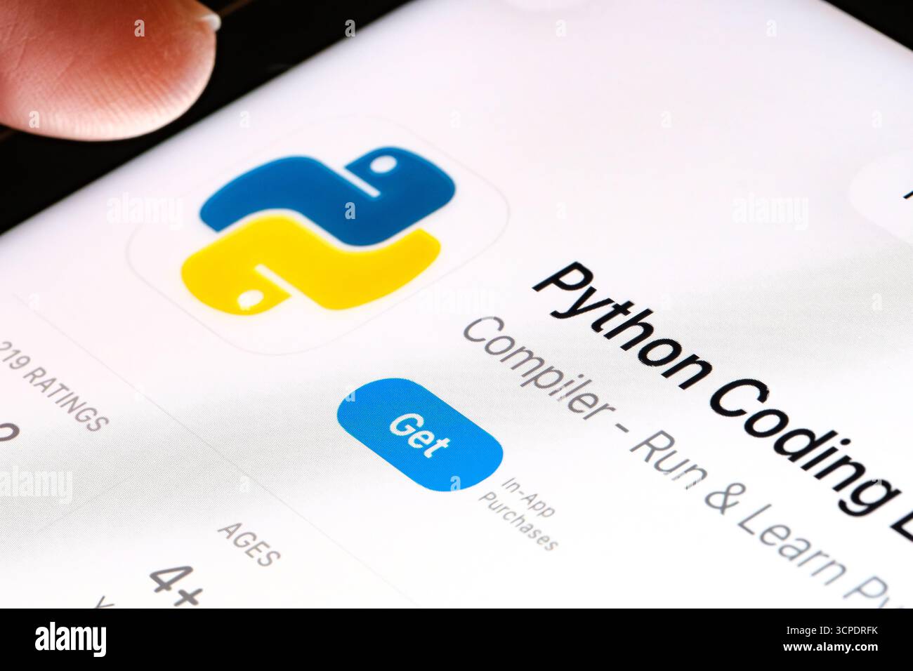 Codifica Python su iPad con Apple nuovo Liquid Glass aggiornamento dell'elenco degli strumenti per sviluppatori iOS 26 per Python nell'App Store. Stafford, Regno Unito, Foto Stock