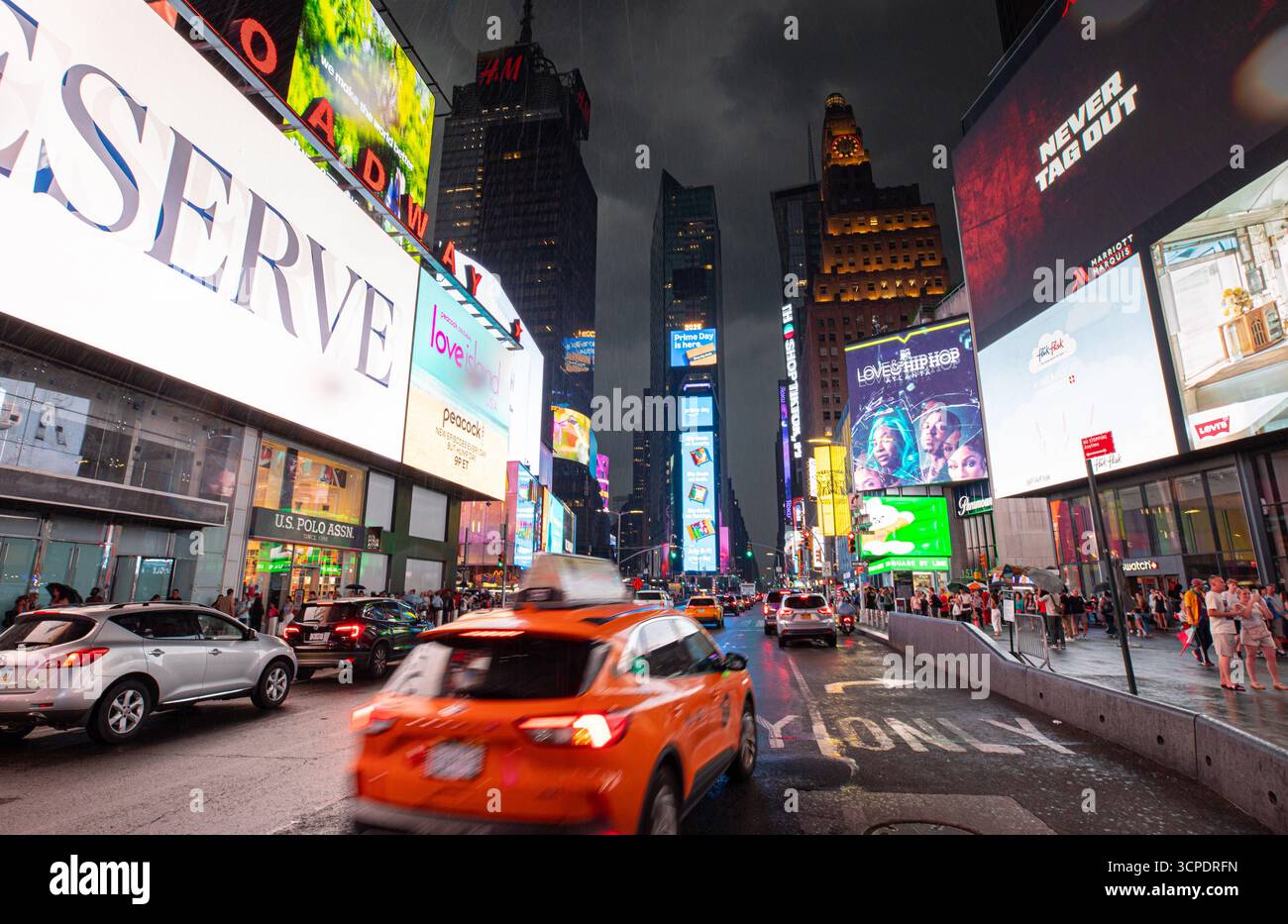 Tempesta di pioggia a Time Square, New York Foto Stock