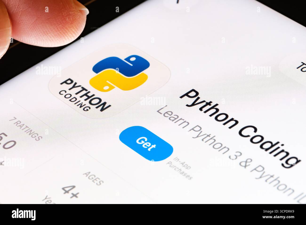 Esercitazione di codifica Python su iPad con Apple nuovo Liquid Glass aggiornamento del design dell'app iOS 26 elenco degli strumenti per sviluppatori per Python nell'App Store. Stafford, United Foto Stock