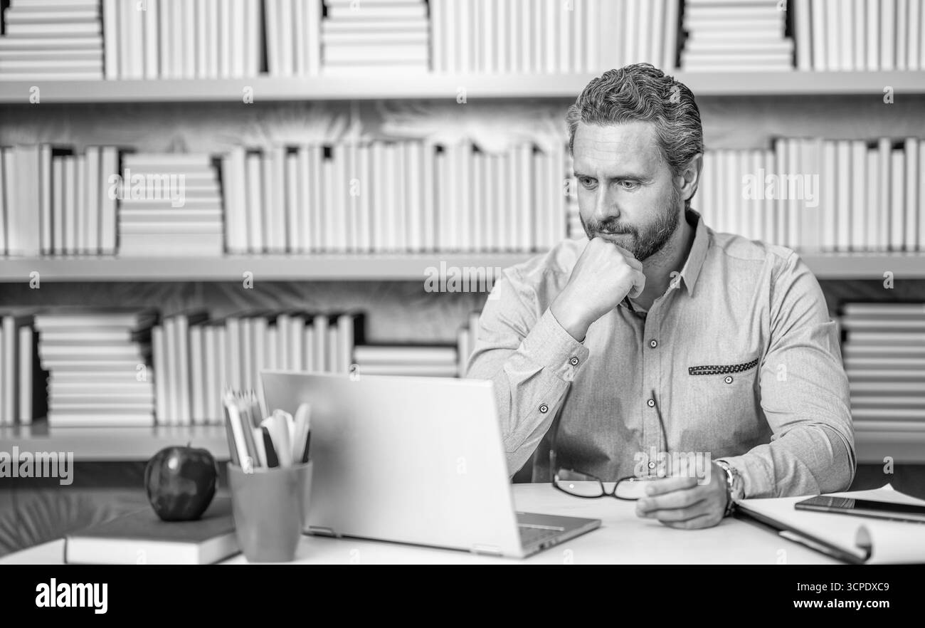 Formazione online degli insegnanti in classe. giornata degli insegnanti. l'insegnante offre istruzione online. istruzione scolastica online. insegnante a lezione durante l'estudy. Foto Stock