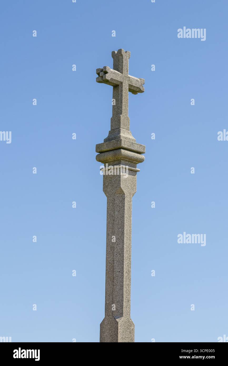 Scultura della Croce a Capo Finisterre, con splendide viste sull'Oceano Atlantico e scogliere. Famosa tappa finale del pellegrinaggio del cammino di Santiago Foto Stock