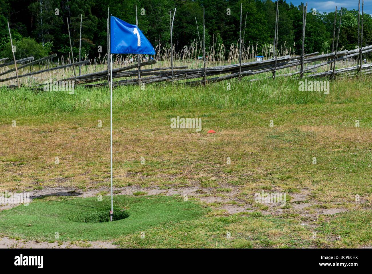 Campo da Footgolf con bandiera blu su un campo erboso, che combina calcio e golf in una divertente attività sportiva all'aperto. Foto Stock