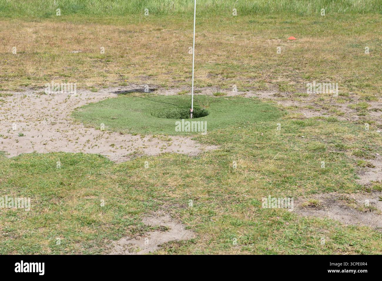 Campo da Footgolf con bandiera sul campo erboso, che unisce calcio e golf in una divertente attività sportiva all'aperto. Foto Stock