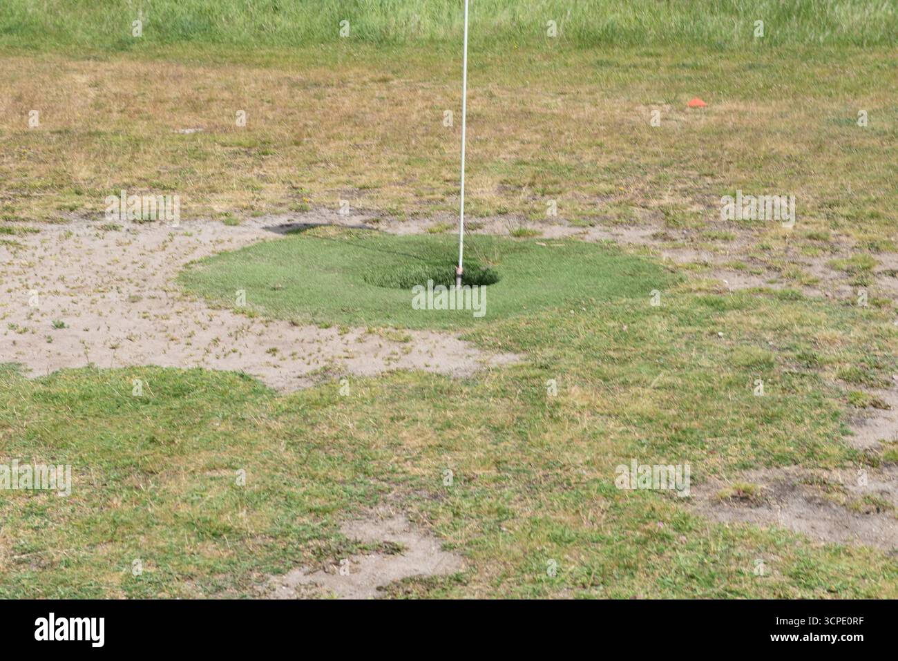 Campo da Footgolf con bandiera sul campo erboso, che unisce calcio e golf in una divertente attività sportiva all'aperto. Foto Stock