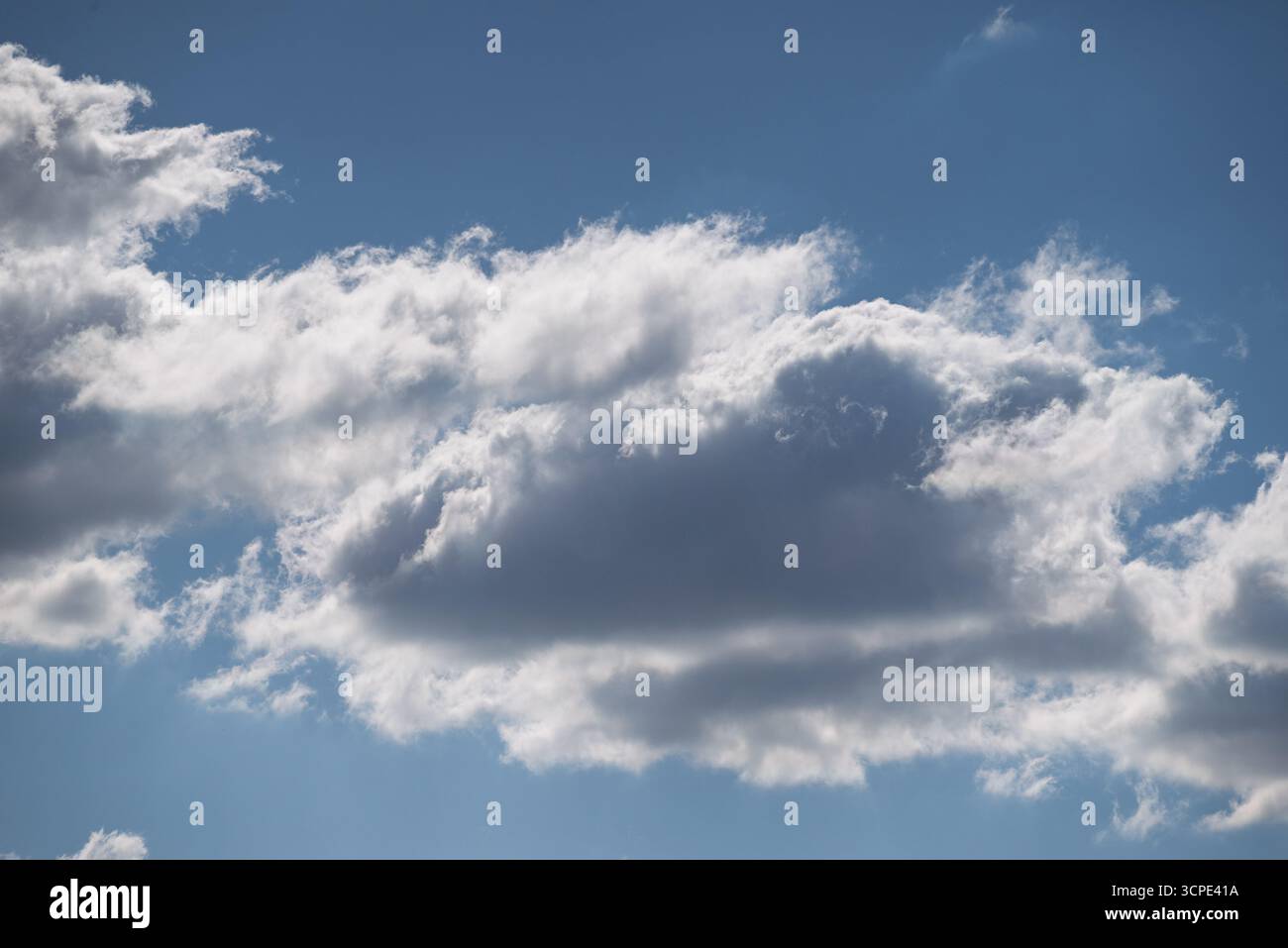 Morbide nuvole bianche di cuoio contro un cielo blu brillante: Ideale per la sostituzione del cielo Foto Stock