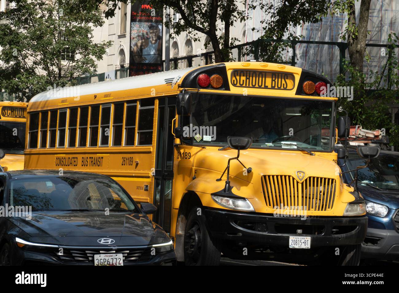 Un grande scuolabus giallo nel traffico della Fifth Avenue vicino a Museum Mile, 2025, New York City, USA Foto Stock
