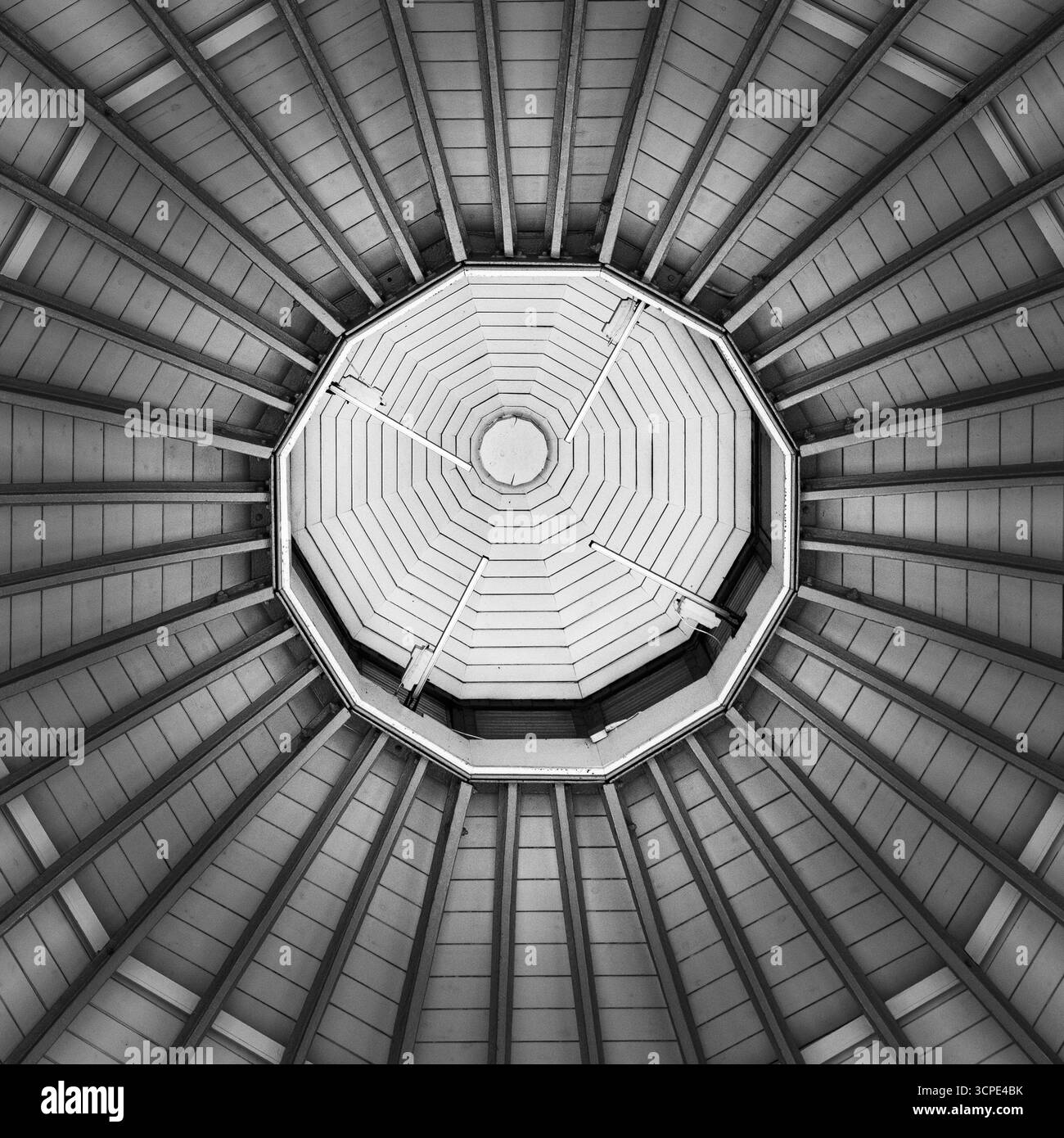 Guardando verso il tetto del gazebo, il design simmetrico crea uno schema ipnotico. Foto Stock