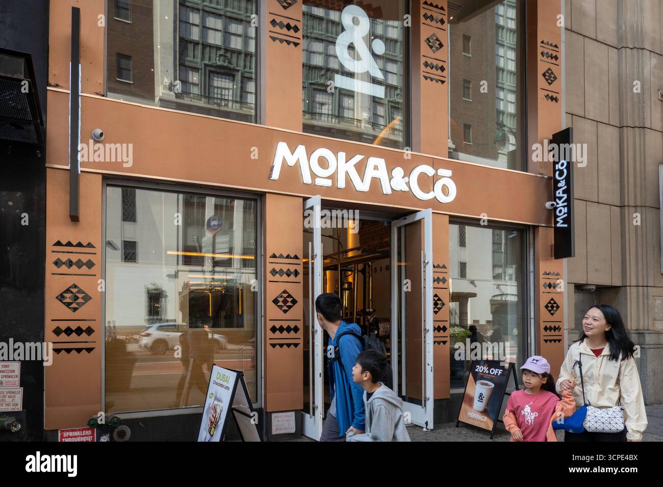 Moka & Co. È stata fondata per collegare il consumatore di caffè occidentale al gusto ricco e robusto dei chicchi di caffè yemeniti, New York City, USA 2025 Foto Stock