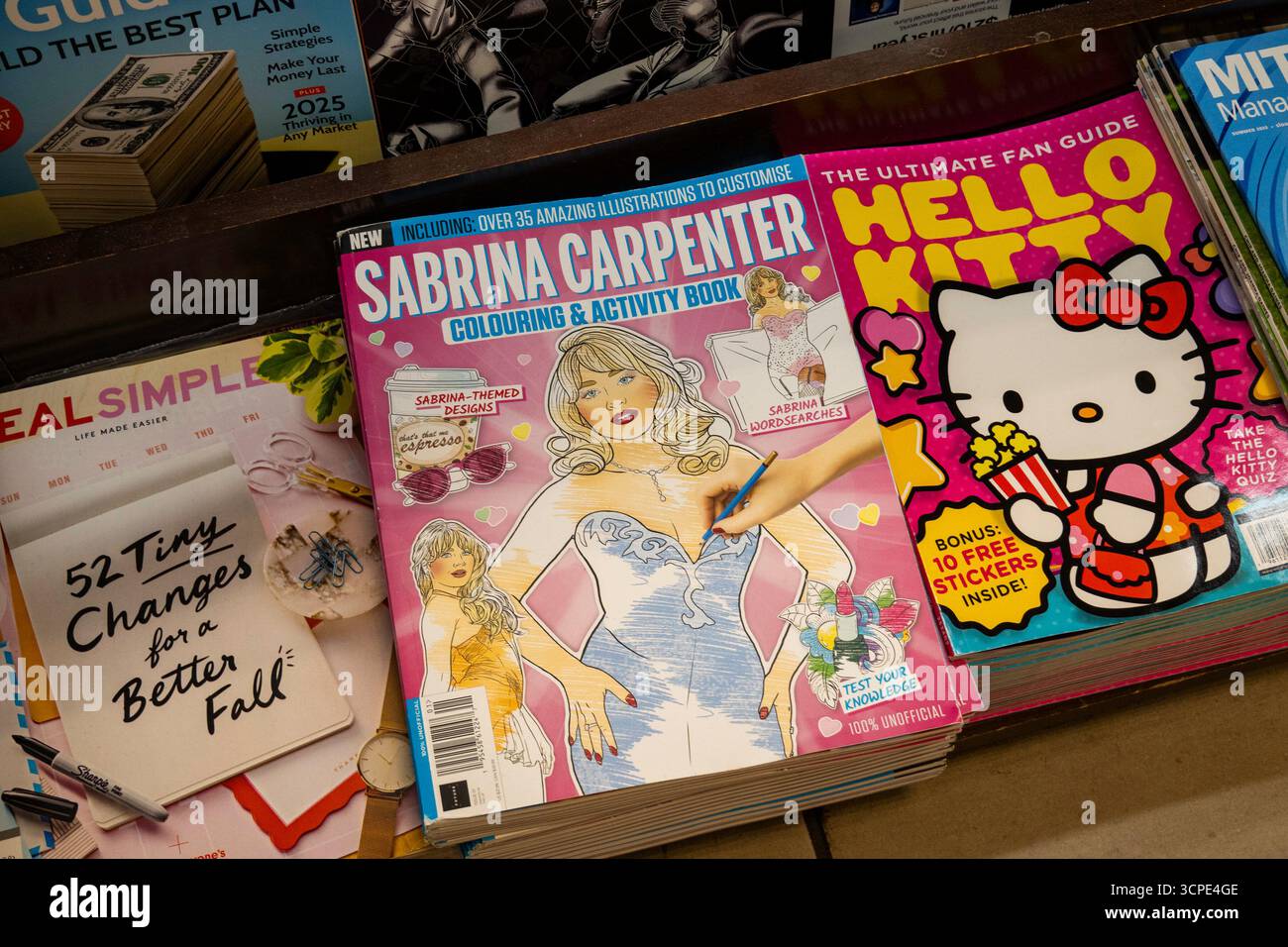 Barnes & Noble Booksellers sulla Fifth Avenue a New York City ha una vasta selezione di libri e riviste, USA 2025 Foto Stock