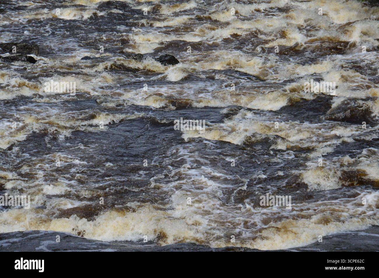 Acqua bianca alle cascate di Dochart, Killin, Scozia. Vista ravvicinata delle turbolente rapide in agosto, che mostrano la potenza e il movimento. Foto Stock