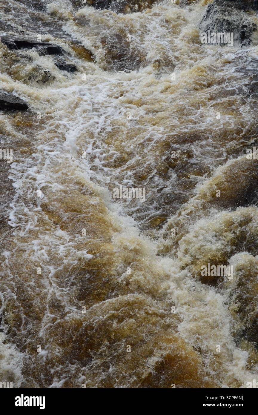 Acqua bianca alle cascate di Dochart, Killin, Scozia. Vista ravvicinata delle turbolente rapide in agosto, che mostrano la potenza e il movimento. Foto Stock