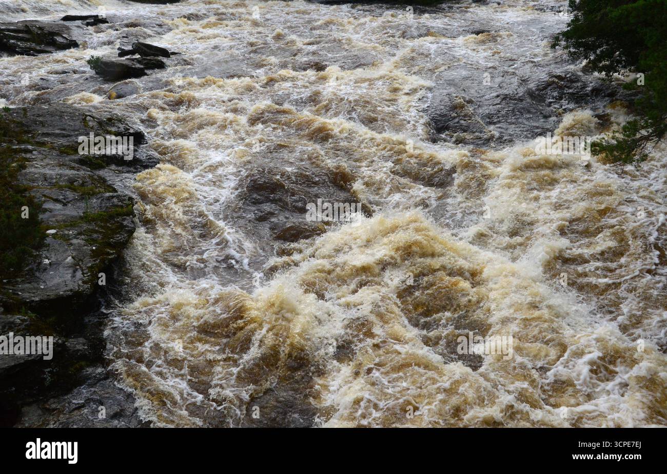 Acqua bianca alle cascate di Dochart, Killin, Scozia. Vista ravvicinata delle turbolente rapide in agosto, che mostrano la potenza e il movimento. Foto Stock
