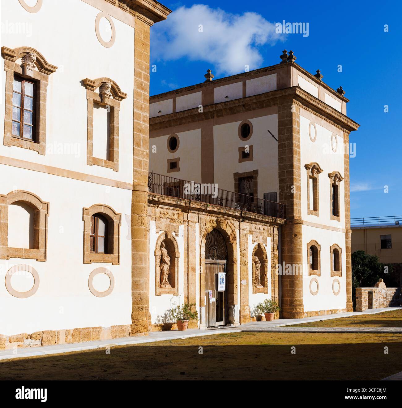 Facciata della Biblioteca Comunale Francesco caduto ospitata a Villa Aragona Cutò, Bagheria, Sicilia, Italia. Residenza nobiliare storica convertita in pub Foto Stock