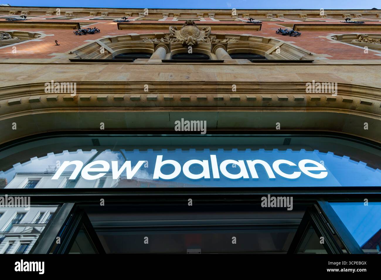 New Balance Storefront a Berlin Mitte con architettura storica e prospettiva a basso angolo Foto Stock