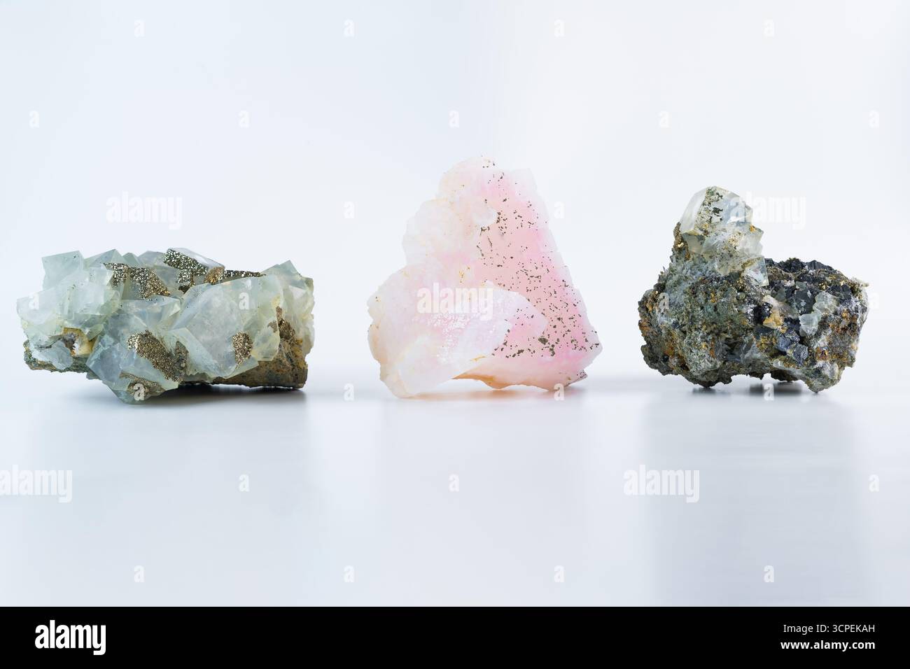 Calcite rosa con cristalli di fluorite, inclusioni di pirite e sguardo al piombo galena, campioni di minerali naturali provenienti dalla Russia su sfondo bianco. Foto Stock