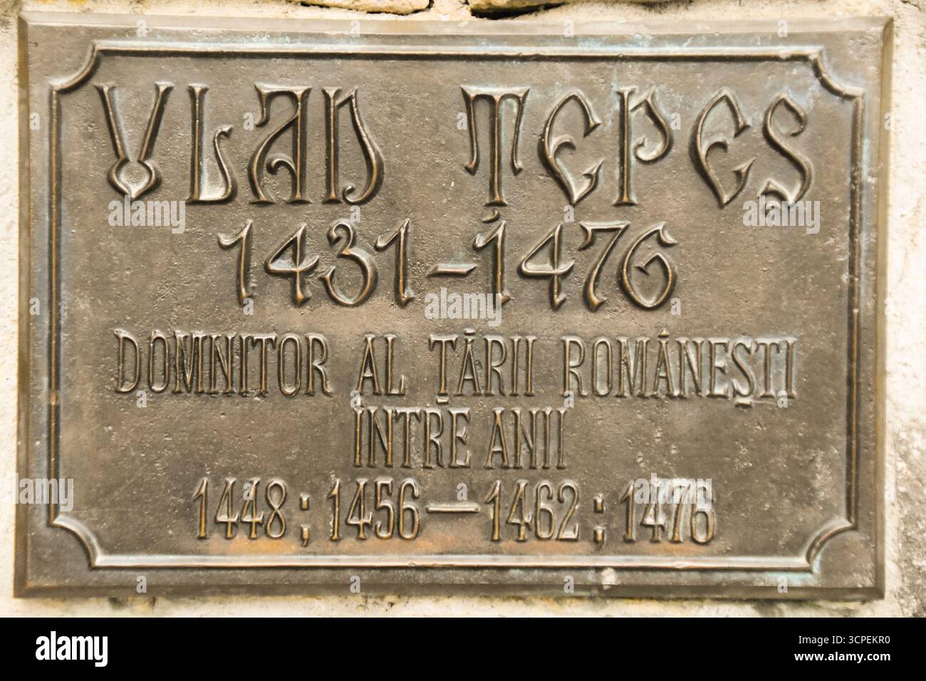 Un cartello che descrive il luogo di nascita di Vlad Dracul Tepes a Sighisoara Foto Stock